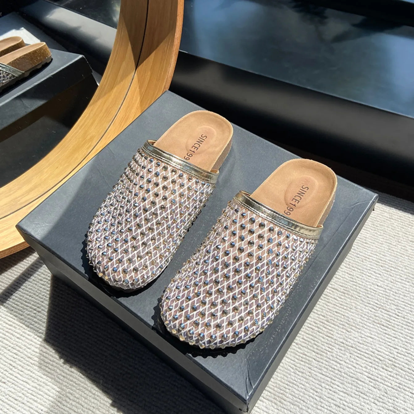 Women Slippers Summer 2025 New Luxury Brand Slippers Lightweight Round Head Shoes Water Diamond Large Flat Sandals Slides Women