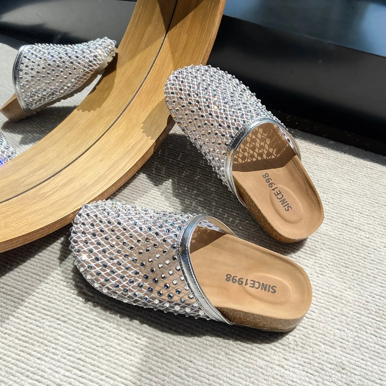 Women Slippers Summer 2025 New Luxury Brand Slippers Lightweight Round Head Shoes Water Diamond Large Flat Sandals Slides Women