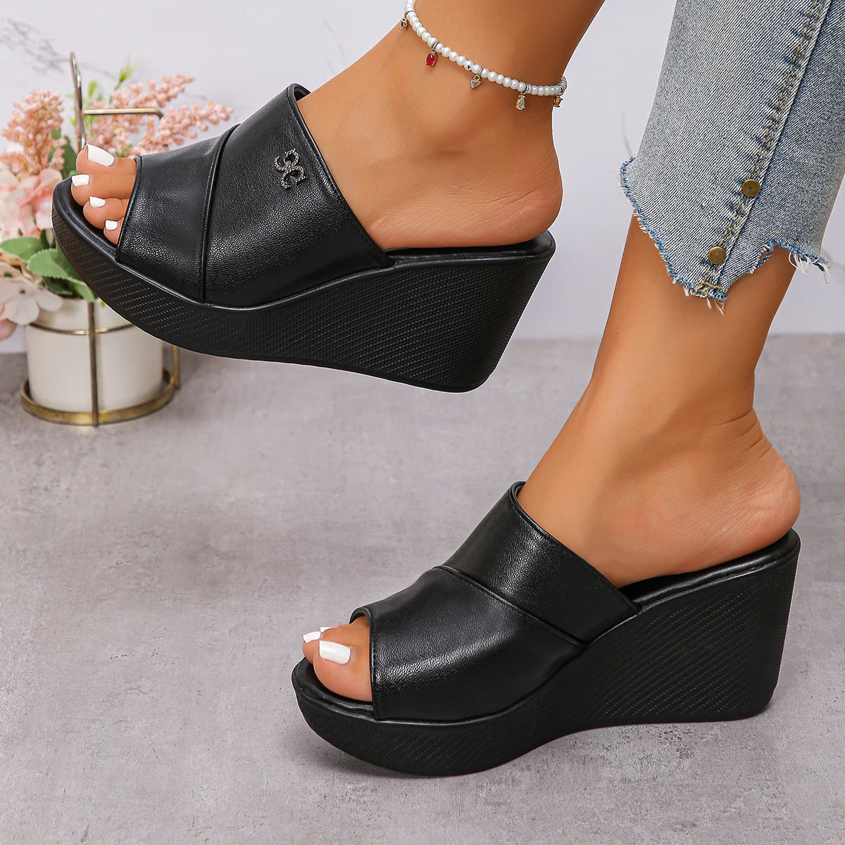 *Fashionable/Hot Selling Sexy/Elegant Fashion Show Slope Heel Slippers Summer New Round Head Comfortable Casual Slippers Women
