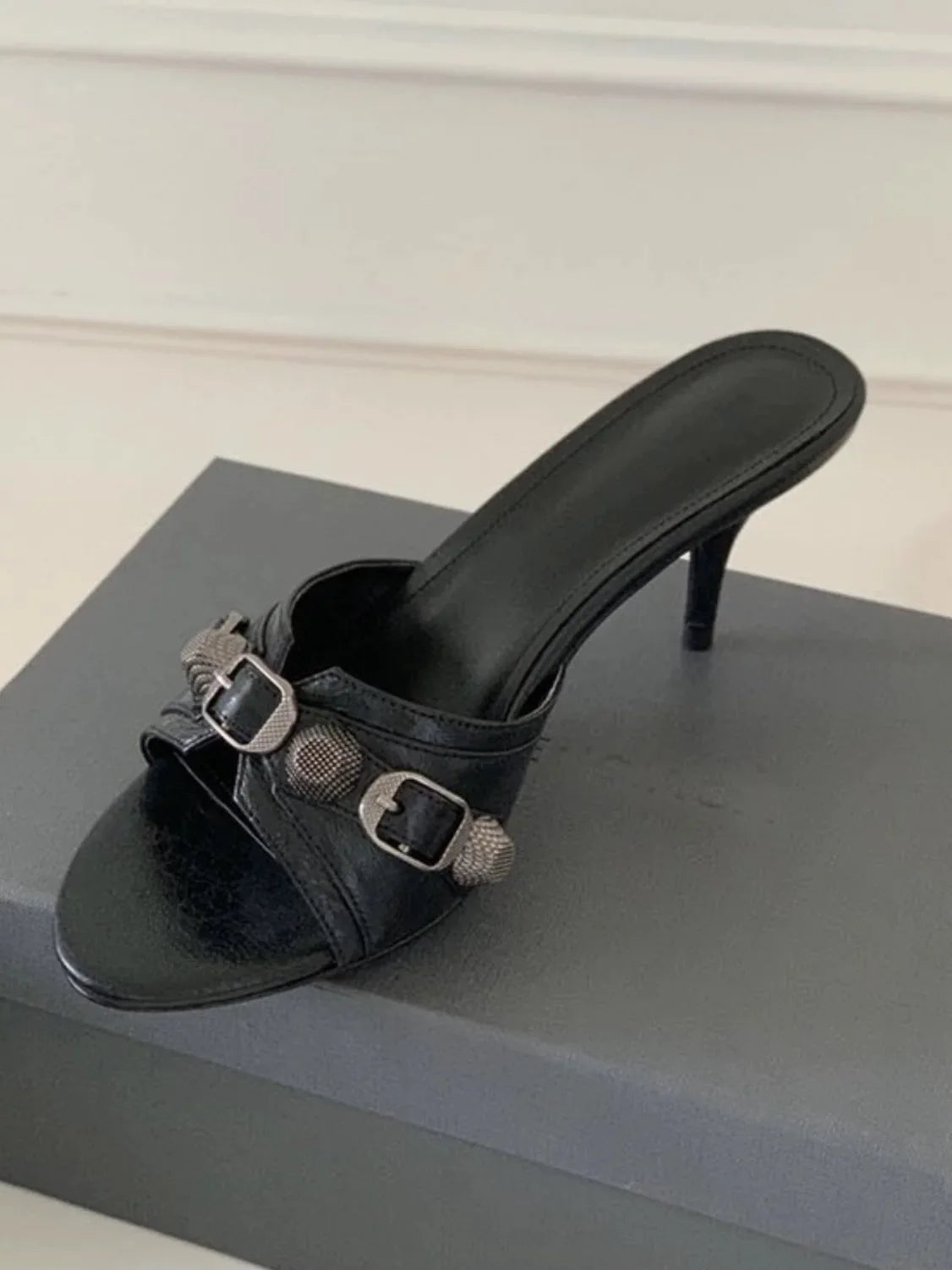 New High-heeled Slippers for Women 2024 One-word Stylish Commuter Studded Slippers for Women with Black Heels  Sandales